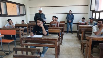 رئيس منطقة القليوبية الأزهرية يتفقد لجان طوخ خلال امتحان النحو