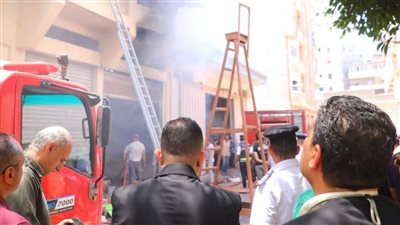 محافظ دمياط يتابع حريق نشب بأحد المباني بمنطقة السنانية