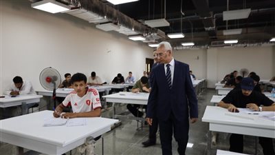 رئيس جامعة المنيا يتفقد امتحانات كلية الهندسة بجامعة المنيا الأهلية 