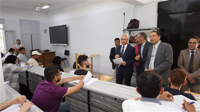 رئيس جامعة المنيا يتفقد امتحانات كلية الطب البيطري بمدينة المنيا الجديدة 