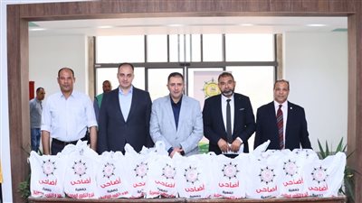 محافظ دمياط يشهد توزيع لحوم الأضاحي على 200 عامل نظافة بمدينة دمياط