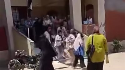  فيديو يزعم اعتداء اولياء الامور على معلمتين رفضوا الغش