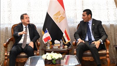 وزير الشباب والرياضة وسفير فرنسا يبحثان آفاق جديدة للشراكة في تمكين الشباب
