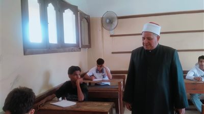 رئيس القليوبية الأزهرية يتفقد لجنتي الخانكة وشبين القناطر في امتحان الفيزياء للثانوية الأزهرية