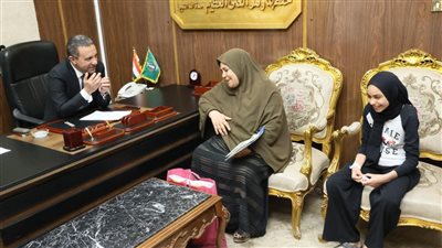 بالصور.. محافظ المنوفية يلتقي المواطنين ويبحث شكواهم ويصرف مساعدات مالية عاجلة