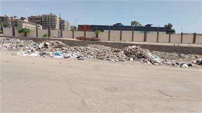 من قلب حلوان.. تلال القمامة والردش تحاصر مركز التبرع بالبلازما وتثير غضب الأهالي