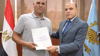 محافظ الغربية يُسلّم 22 عقد تقنين لأراضي أملاك الدولة (صور) 