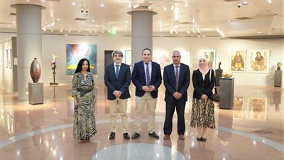 وفد جامعة قرطبة الإسبانية يشيد بمجمع الفنون والثقافة بجامعة العاصمة