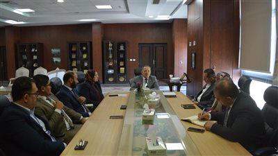 رئيس جامعة دمياط ووفد غرفة صناعة منتجات الأخشاب والأثاث يبحثان تعزيز التعاون 