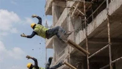 سقوط عاملين من أعلى سقالة بالهرم 