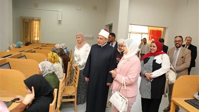 رئيس جامعة الأزهر يتابع الاختبارات الإلكترونية لطالبات طب بنات بالقاهرة...صور