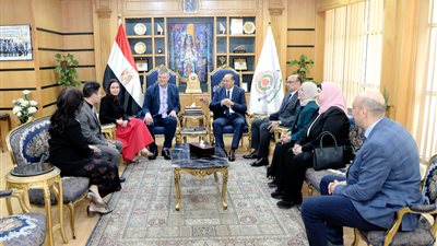 رئيس جامعة المنصورة يستقبل وفد جامعة مانشستر لمتابعة برنامج الصيدلة المشترك 