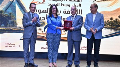 وزيرة الثقافة 