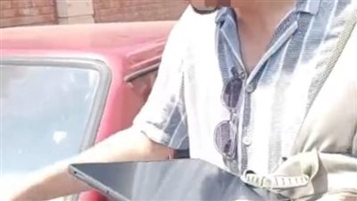 تداول مقطع فيديو يزعم تلقين شخص الإجابات لطلاب الثانوية العامة بمحيط لجنة امتحان بالإسكندرية