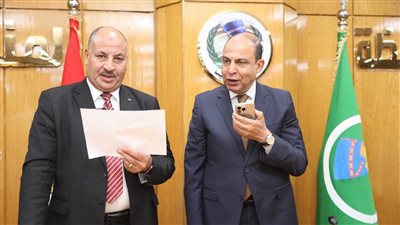 محافظ المنيا يعتمد نتيجة الشهادة الإعدادية ويهنئ الأوائل هاتفيًا
