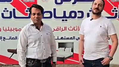 لقطة إنسانية بمعرض دمياط للأثاث.. فائز مسيحي بالعمرة يتنازل عنها لصديقه المسلم 