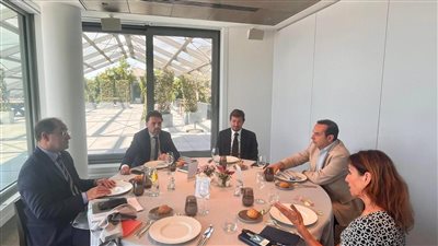 وزير المالية خلال حوار مفتوح مع عدد من المستثمرين العالميين 