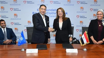 الأستاذ هشام عز العرب والسيدة غادة والي أثناء الاتفاقية 