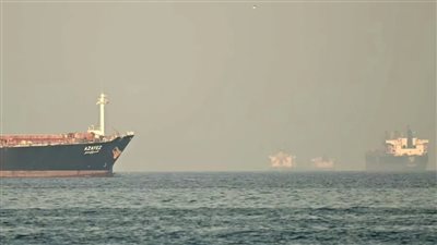 بعد الهجوم على سفينة عمانية.. «البحرية الدولية» تجمد خطة الإجلاء من مضيق هرمز