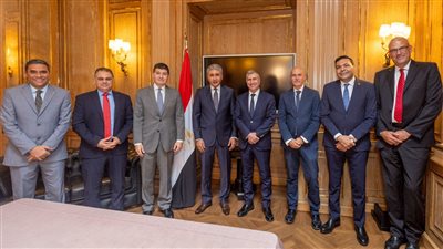 وزير السياحة والآثار يلتقي بمسئولي كبار منظمي الرحلات وقيادات شركات الطيران الإيطالية لتعزيز التعاون 