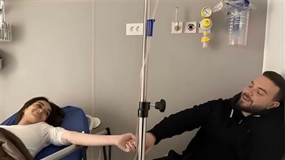 ملك أحمد زاهر تتعرض لوعكة صحية مفاجئة.. وخطيبها يساندها من داخل المستشفى