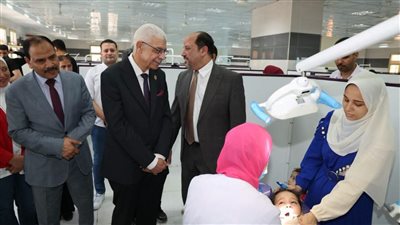 بالصور..رئيس جامعة المنوفية يتفقد يوم الكشف المجاني بطب الأسنان واستقبال 500 حالة