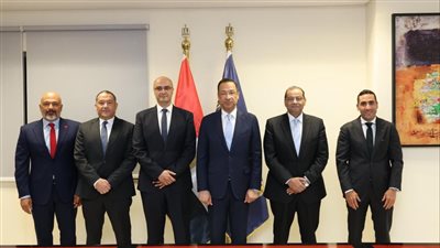 وزير الاتصالات يتوسط رؤساء الشركات 