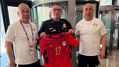 شرطة دالاس تهدي التوأم شارة كأس العالم قبل السفر إلى أتلانتا