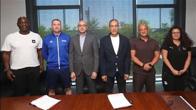 الاتحاد المصري لكرة القدم يوقع عقد تعيين مدرب المواهب بفيفا 