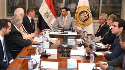 وزير الصناعة يبحث مع مرسيدس-بنز خطط التوسع في الإنتاج والتصدير من مصر 