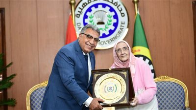 محافظ الدقهلية يُكرّم السيدة آمال لحصولها على الدكتوراه عن عمر 83 عامًا