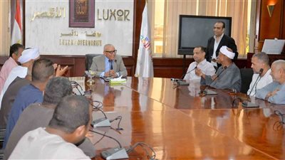 «محافظ الأقصر» يستقبل وفدًا من أهالي العشي والكرنك لبحث مطالبهم الخدمية.. صور