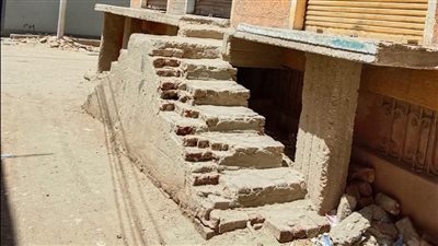 بالصور.. تنفيذ قرار إزالة إداري لسلم خرساني مخالف بمركز إسنا بالأقصر