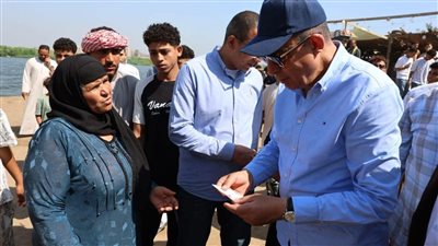 محافظ المنيا يستجيب لمطالب أهالي جزيرة شارونة خلال جولة ميدانية بمغاغة 