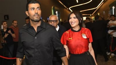  مي عمر تحضر العرض الخاص لفيلم شمشون ودليلة بتيشيرت منتخب مصر
