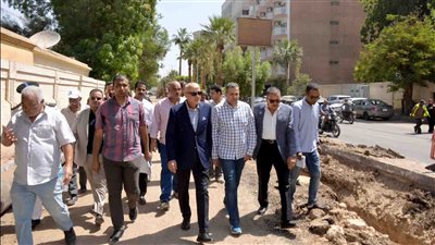 محافظ الأقصر يجري جولة ميدانية لمتابعة تحديث البنية التحتية بشارع المدينة.. صور