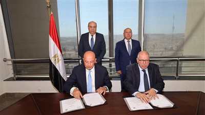 وزيرا الطيران والنقل يشهدان توقيع بروتوكول لتنفيذ أعمال مشروعات رفع كفاءة وصيانة الممرات الرئيسية والخدمية والطرق الداخلية بالمطارات