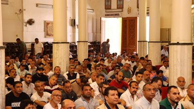 محافظ دمياط يلتقي المواطنين عقب صلاة الجمعة ويؤكد استمرار التواصل الميداني