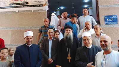 مشهد يعكس الوحدة الوطنية.. راعي كنيسة يحضر افتتاح مسجد بالقليوبية