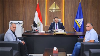 محافظ دمياط يناقش خطة تطوير مدينة الأثاث وتعزيز المشاركة في المعارض الدولية