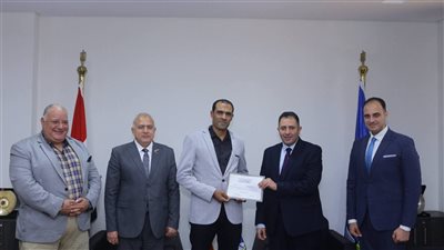 محافظ دمياط يكرم قيادات مدينة رأس البر لجهودهم في تحسين الخدمات والانضباط