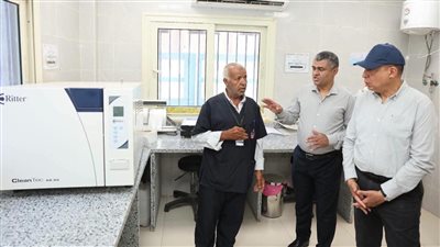 محافظ المنيا يتابع سير العمل بوحدة الأشمونين الصحية بملوى 