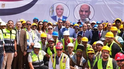وزير العمل ومحافظ الإسكندرية يتابعان استخراج شهادات قياس مستوى المهارة مجانًا ويستمعان إلى العمال