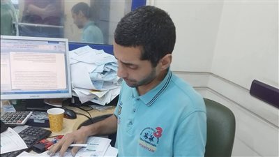 لجنة الحج والعمرة بنقابة الصحفيين تهدي عمرة مجانية للموظف المثالي بمشروع العلاج 