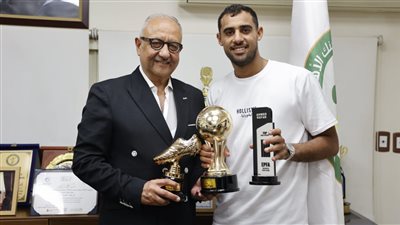 أشرف نصار رئيس نادي البنك الأهلي مع أحمد ياسر