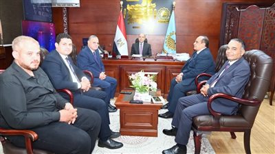 محافظ الغربية يناقش تطوير منظومة تراخيص المحال العامة وتفعيل الخدمات الرقمية