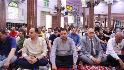 محافظ دمياط يؤدي صلاة الجمعة ويلتقي المواطنين عقب الشعائر بمدينة دمياط