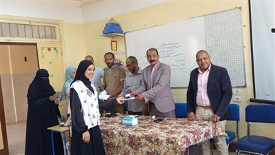 «تعليم الأقصر» تكرم اوائل الشهادة الاعدادية بإدارة الزينية التعليمية.. صور
