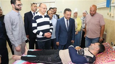 بالصور.. محافظ المنوفية يطمئن نائب رئيس حي شرق بمستشفى الجامعة بشبين الكوم 
