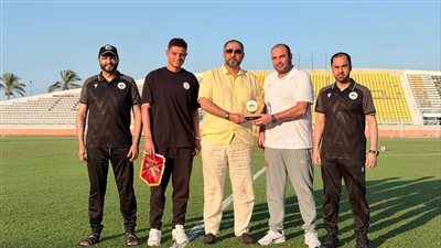 البطاوي يتبادل الدروع مع مسئولي نادي البطائح الإماراتي